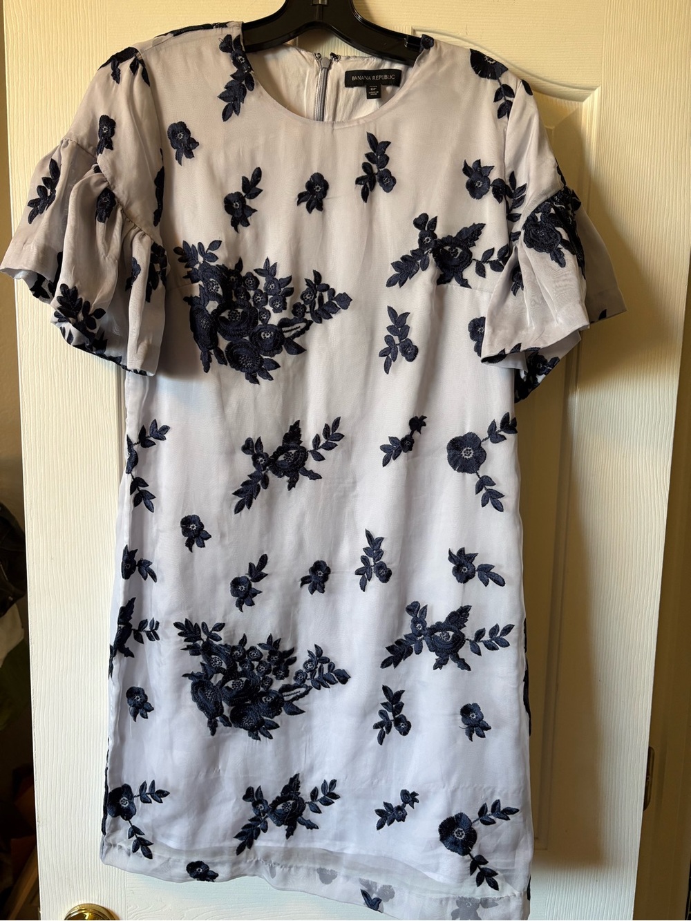 Banana Republic Light Blue Embroidered Dark Blue Flowers size 6P
